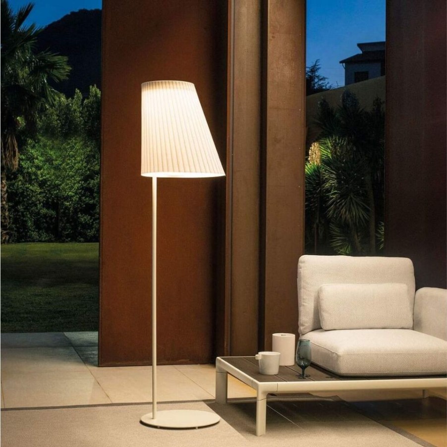 Outdoors Emu | Emu Cone Garden Floor Lamp.