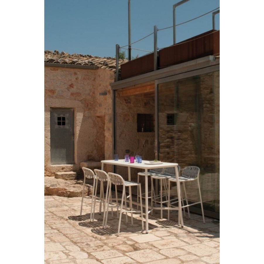 Outdoors Emu | Yard High Table By Emu In Painted Aluminium.